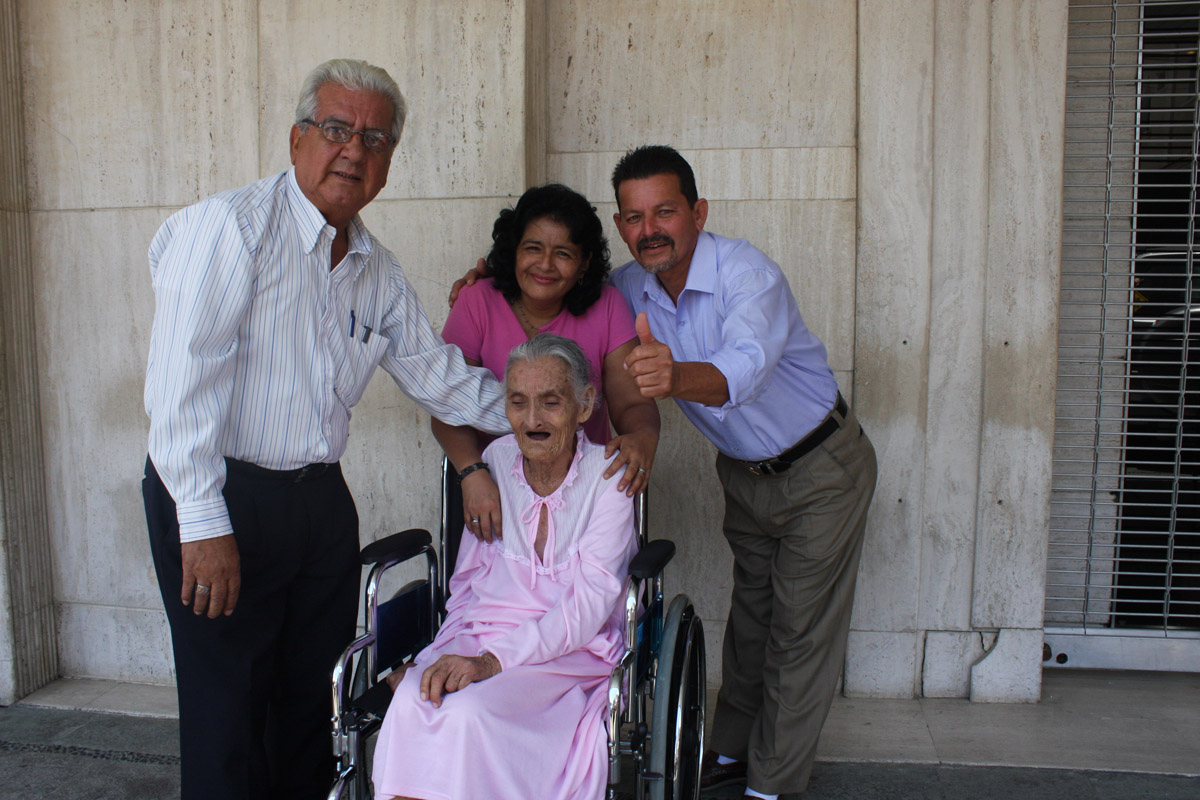 Fundación Cruzada Nueva Humanidad, Hace Entrega de Ayudas Económicas y Silla de Ruedas