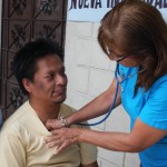 Doctora Clavijo ayuda pacientes batallon suburbio fundacion alvaro noboa
