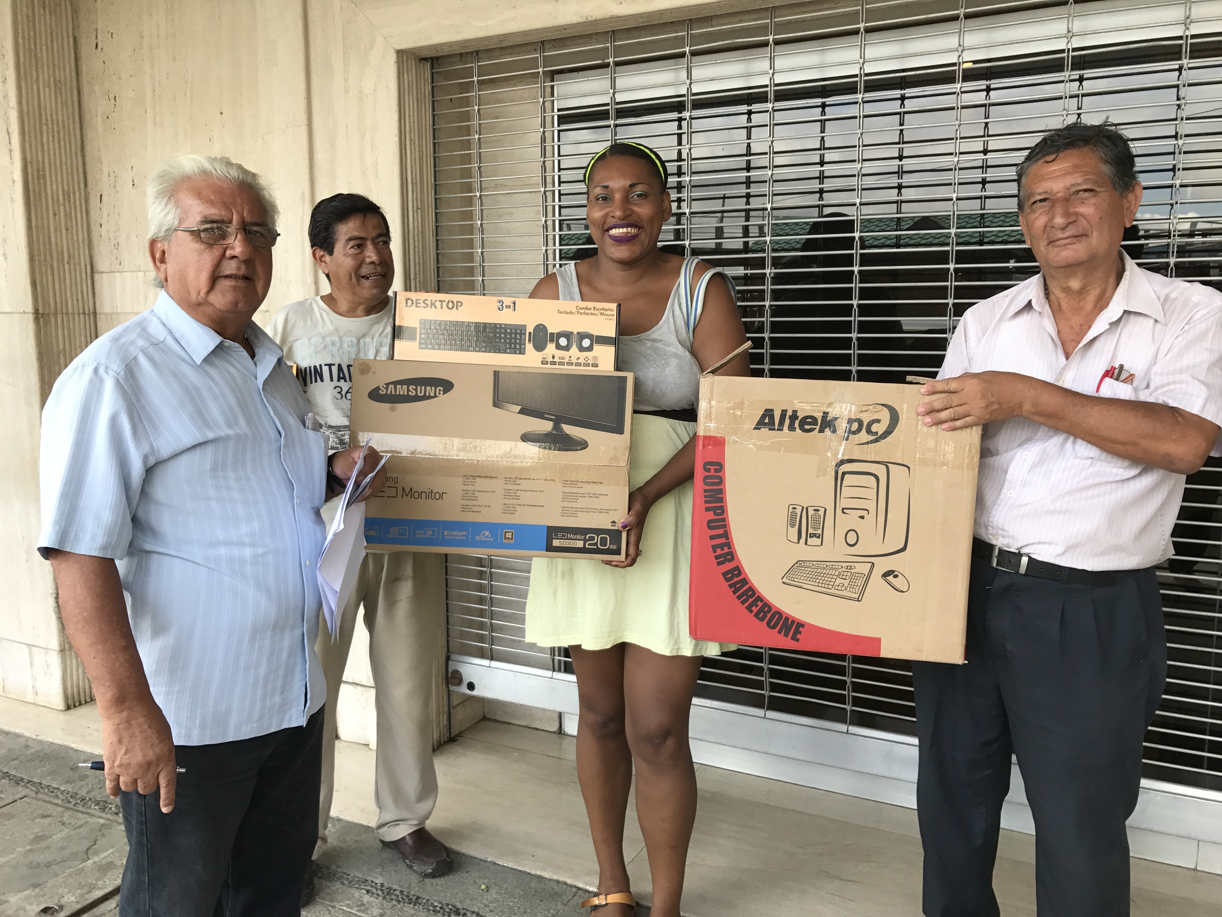 Fundación entregó computadora